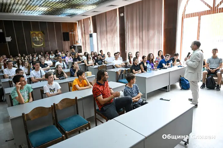  Актьорът Димитър Маринов се срещна с млади театрали в Сливен 