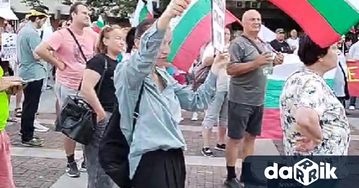 Десетки се събраха на площад Съединение в Пловдив в рамките