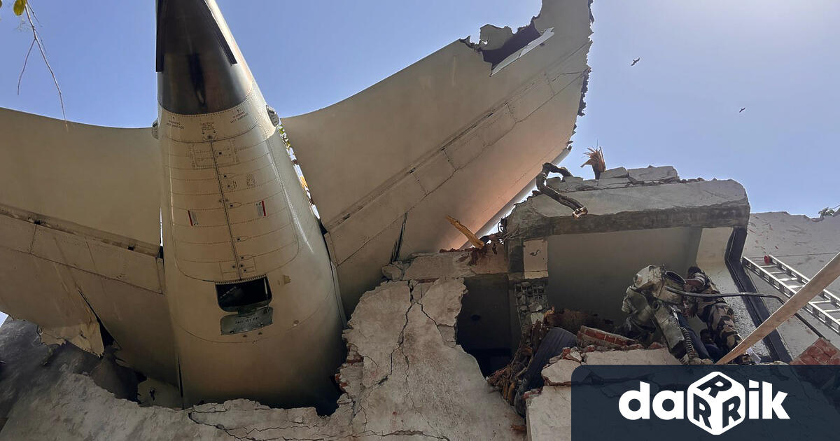 Пътнически самолет серазби близо до летището в Ахмедабад Западна Индия