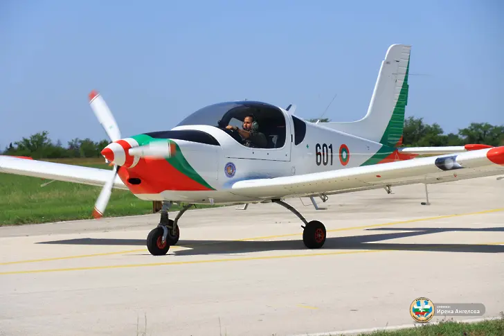  Самостоятелни полети извършиха курсантите-летци в 12-та Авиационна база 