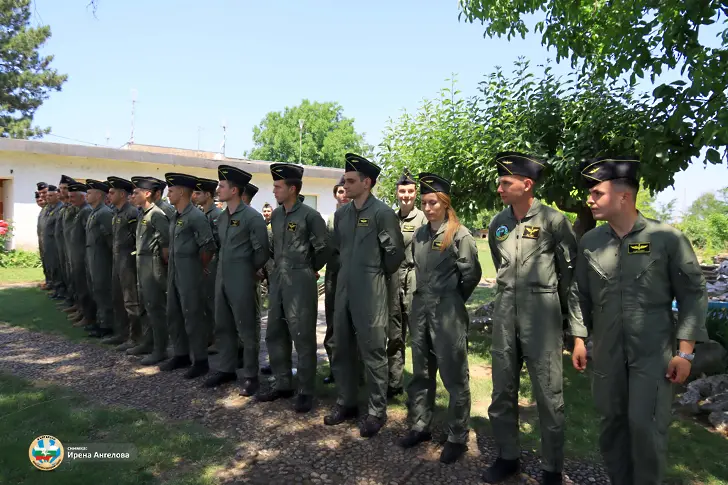  Самостоятелни полети извършиха курсантите-летци в 12-та Авиационна база 