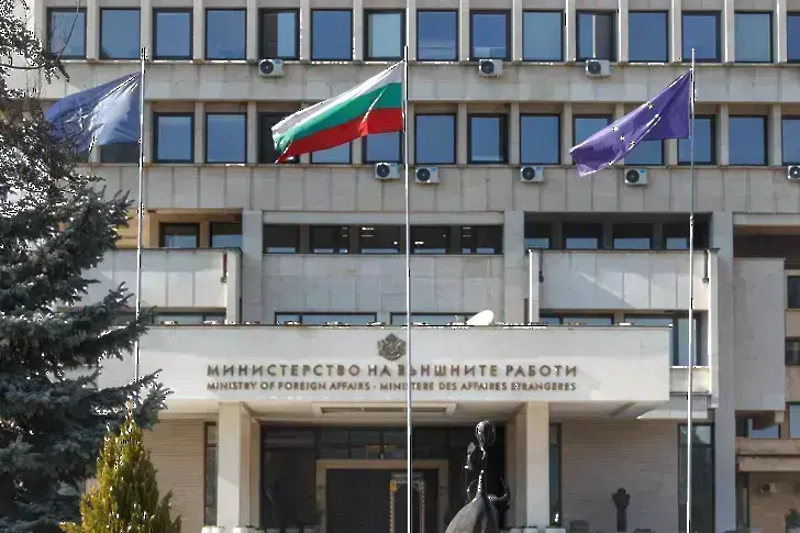 Външно министерство: Двама български граждани са евакуирани от територията на Иран