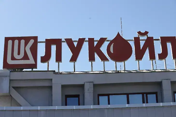 КЗК погна „Лукойл“ за евентуални нарушения на пазара на горива
