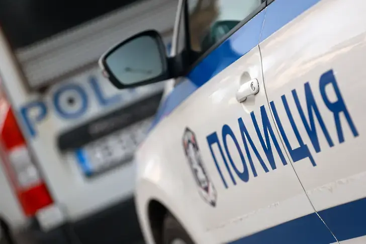 Мъж е задържан за закани с нож към дъщеря си