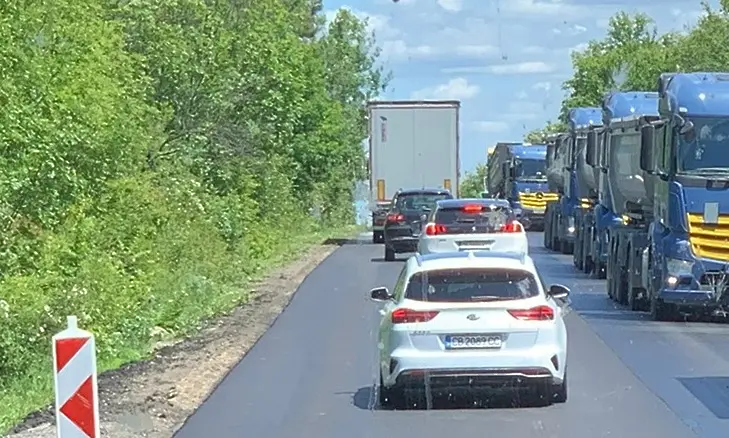 Пътен инцидент между камион и лек автомобил при местността Хумата