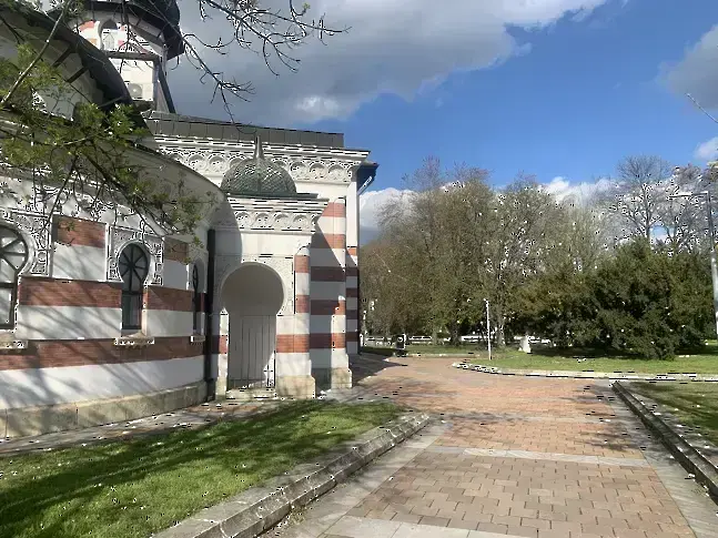 В петък до обед времето ще е предимно слънчево - максималните температури ще са между 30° и 32°