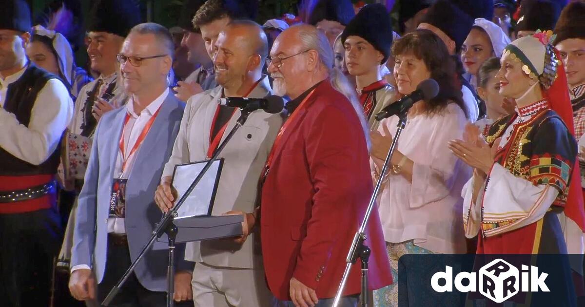 Фолклорен танцов ансамбъл Мездра с главен художествен ръководител и хореограф