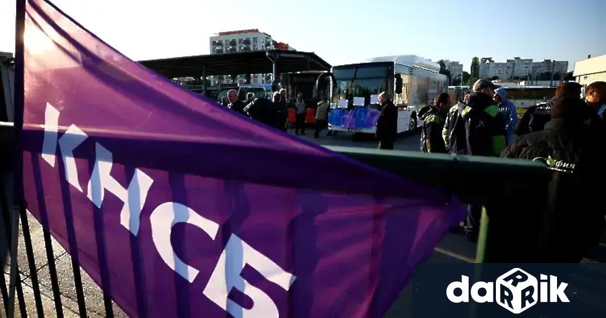 Служители на Столичен автотранспорт протестират пред сградата на Столичната община