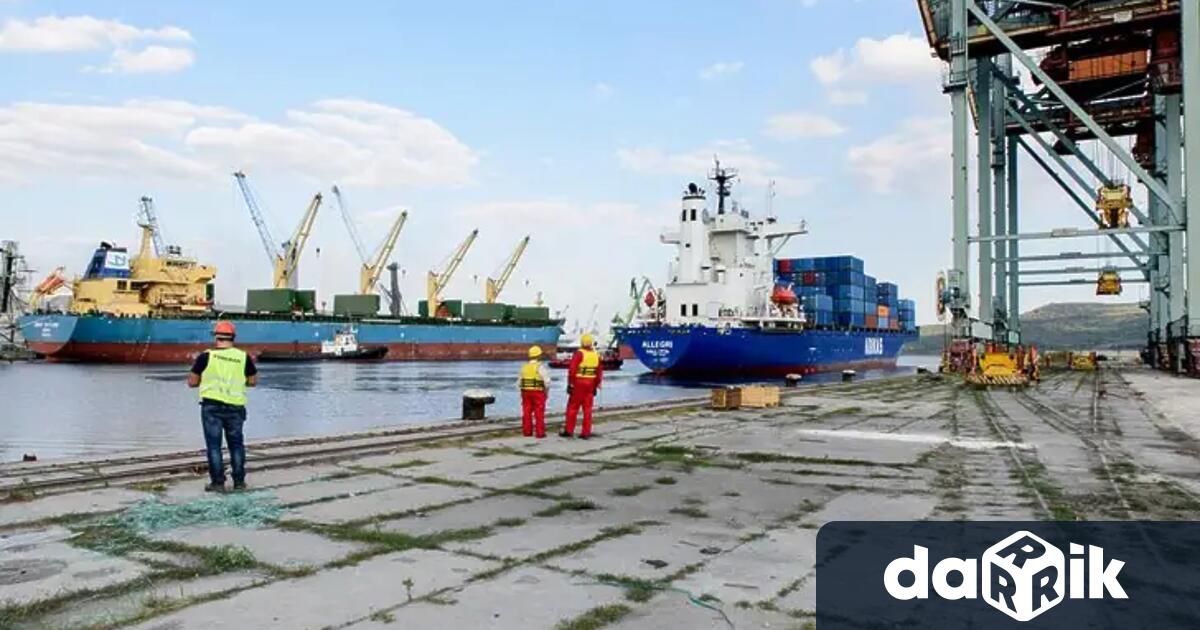 Митническата служба на пристанище Пирея в гръцката столица Атина е