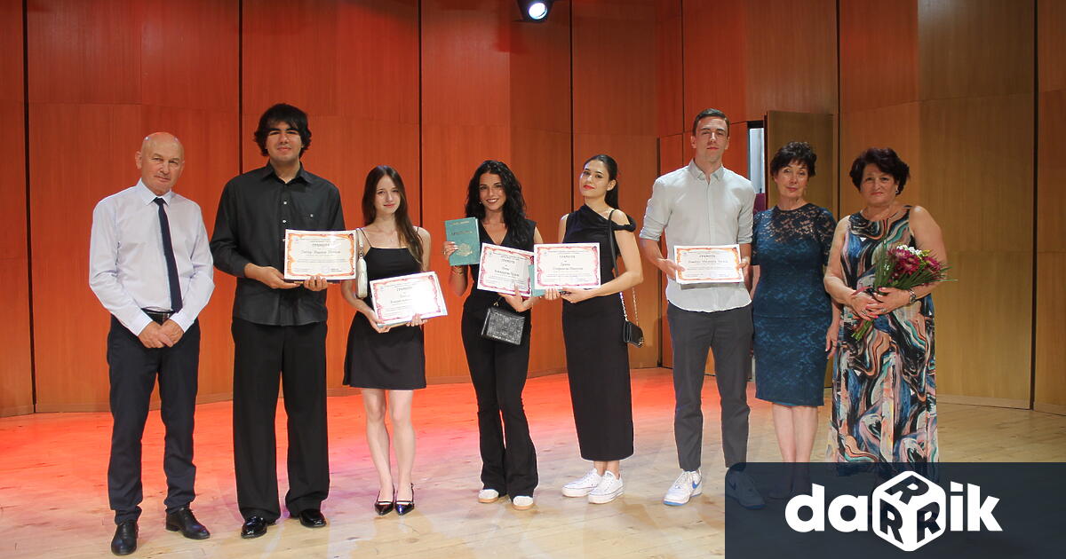 С тържествена церемония и заслужена гордост ПГПЧЕ Димитър Димов дипломира