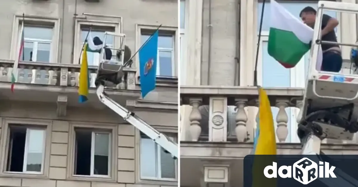 Бившият депутат от БСП Страхил Ангелов щурмува с вишка сградата