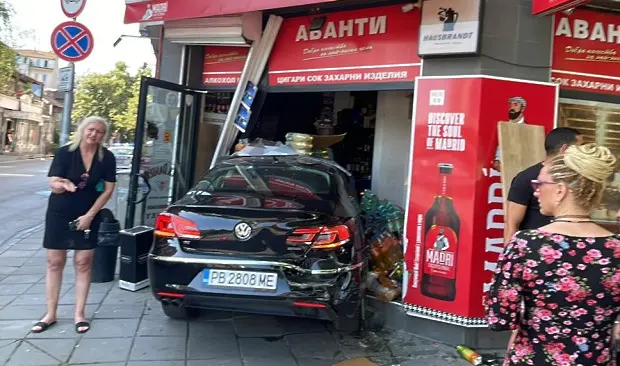 Възрастен шофьор се вряза в автомобил на кръстовище в Пловдив, ударената кола влетя във витрина на магазин