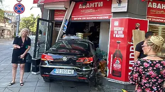 Възрастен шофьор се вряза в автомобил на кръстовище в Пловдив, ударената кола влетя във витрина на магазин