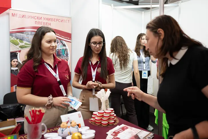  Факултет „ Фармация “ на МУ-Плевен взе участие в Българските фармацевтични дни 2025' 