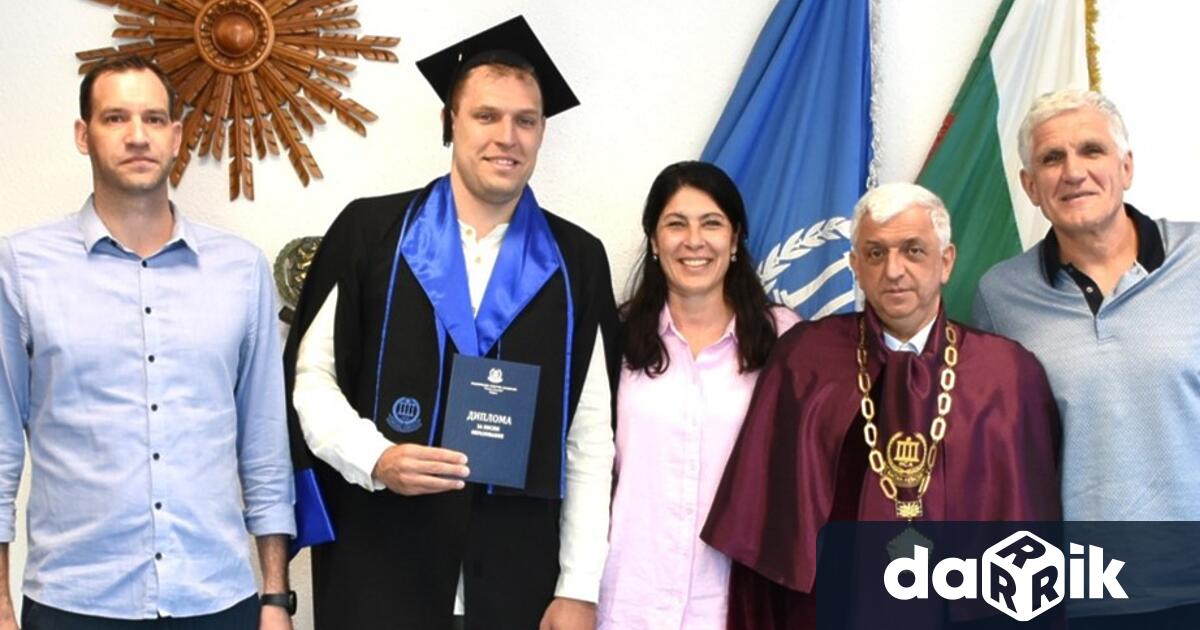 След успешното се дипломиране като бакалавър на Национална спортна академия