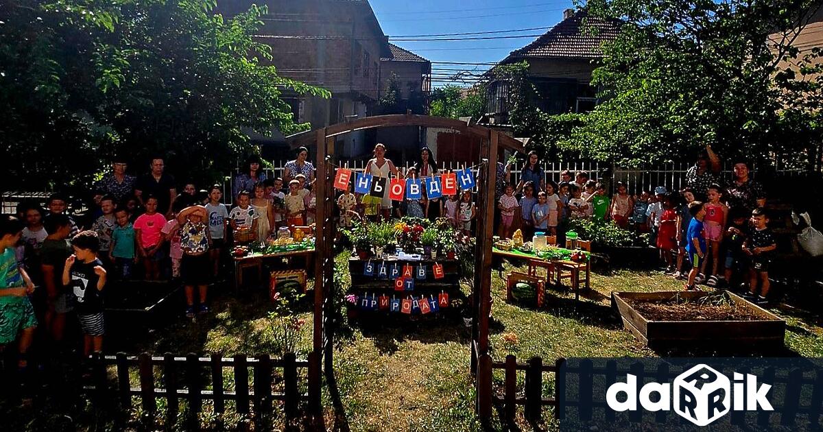 Детска градина Славейче отпразнува Еньовден в двора на детското