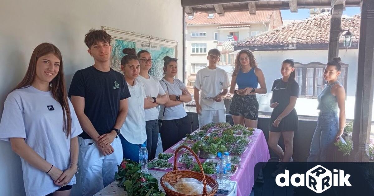 Ученици от няколко плевенски гимназии и от Общинския ученически парламентсе