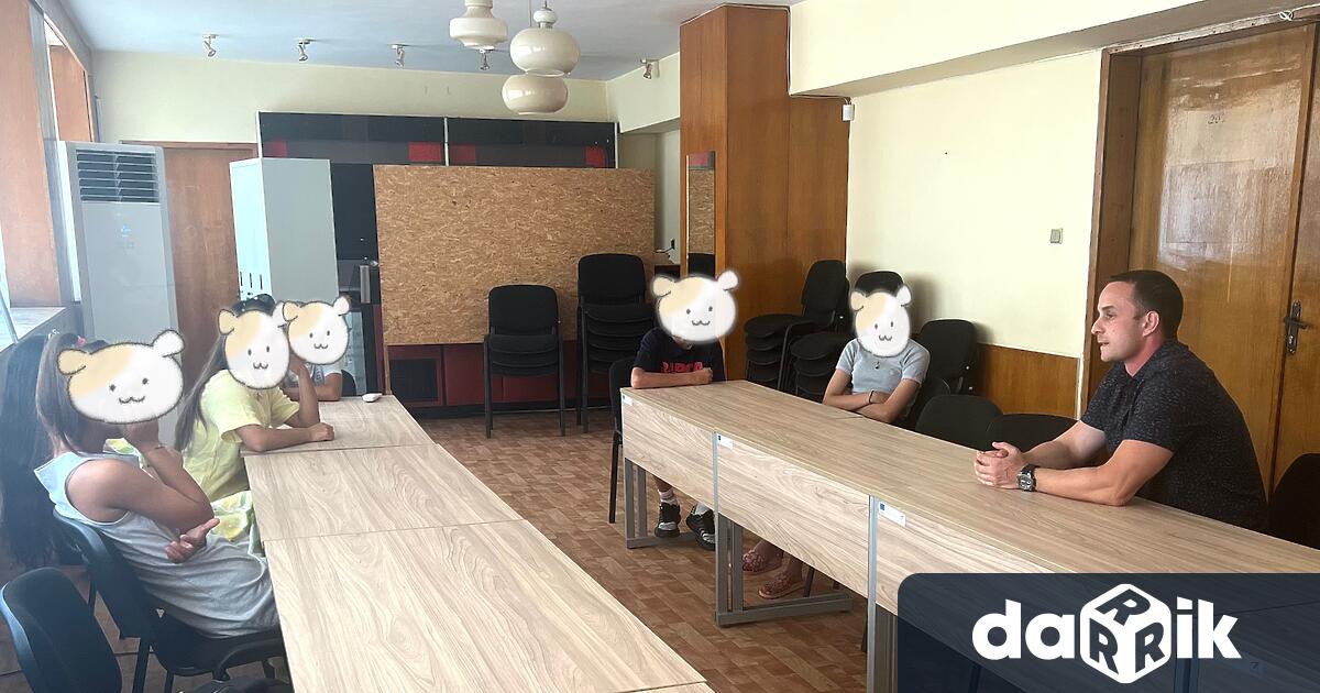 Под надслов Помисли за себе си и подай ръка на