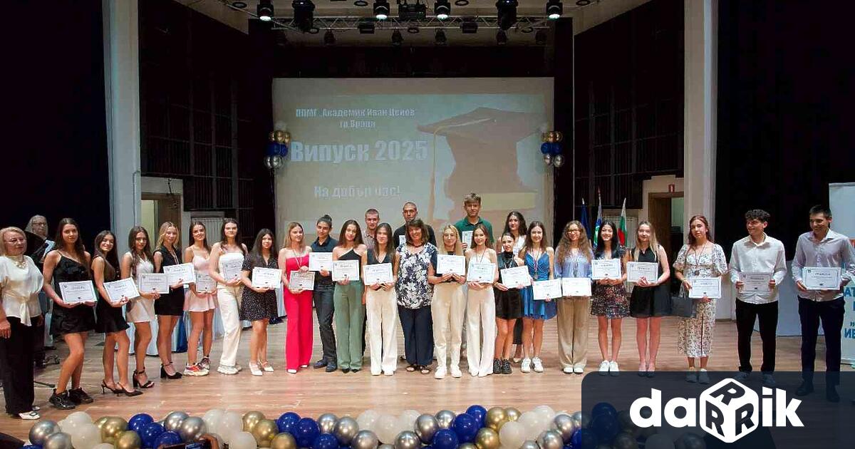 На тържествена церемония в градската концертна зала директорът на гимназията