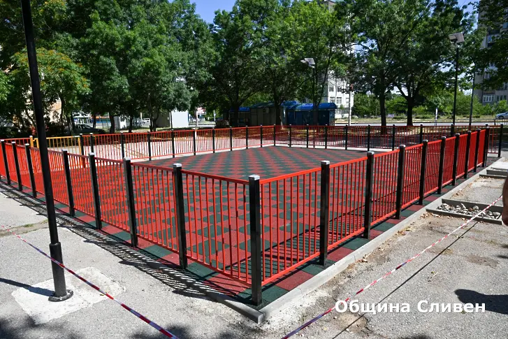 До дни монтират новите съоръжения на детската площадка в кв. “Стоян Заимов” в Сливен