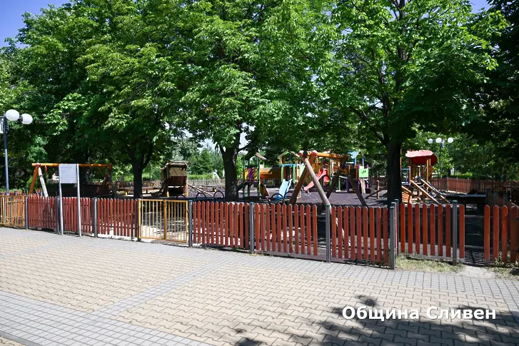 Общината започна цялостен ремонт на детска площадка в парк „Юнак“