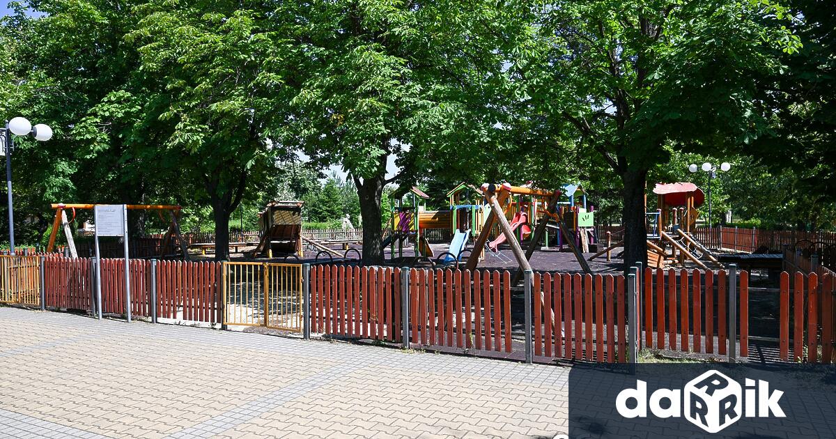 Община Сливен започна цялостно обновяване на детската площадка за деца