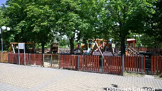 Общината започна цялостен ремонт на детска площадка в парк „Юнак“