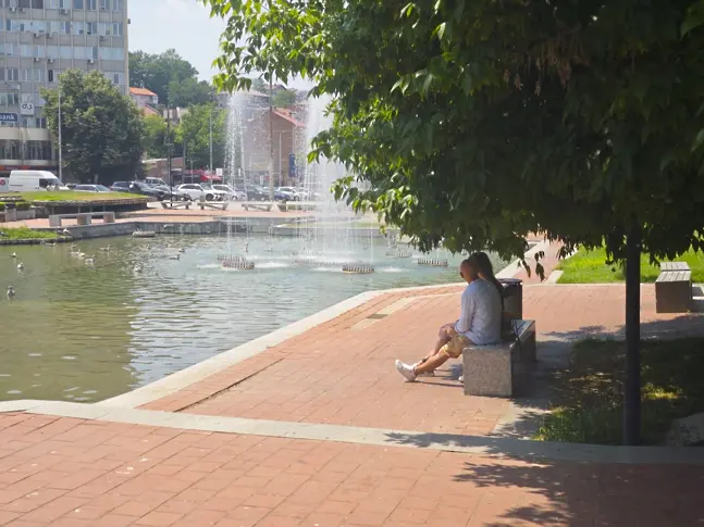  Мнозина търсят хладина край Водната каскада в Плевен/СНИМКИ/ 