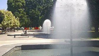 Мнозина търсят прохлада край Водната каскада в Плевен/СНИМКИ/