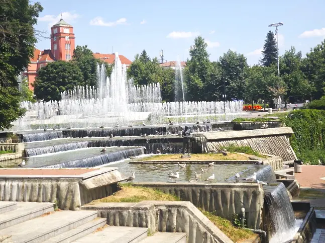  Мнозина търсят хладина край Водната каскада в Плевен/СНИМКИ/ 