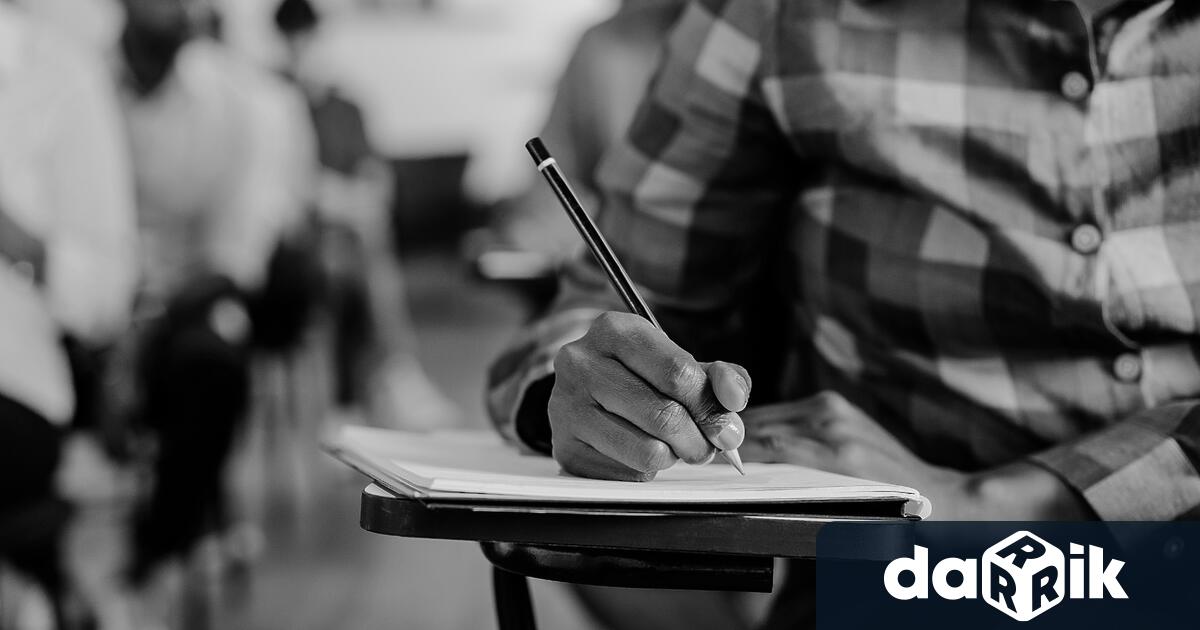 Двадесет и девет деца които държали изпит в училище в