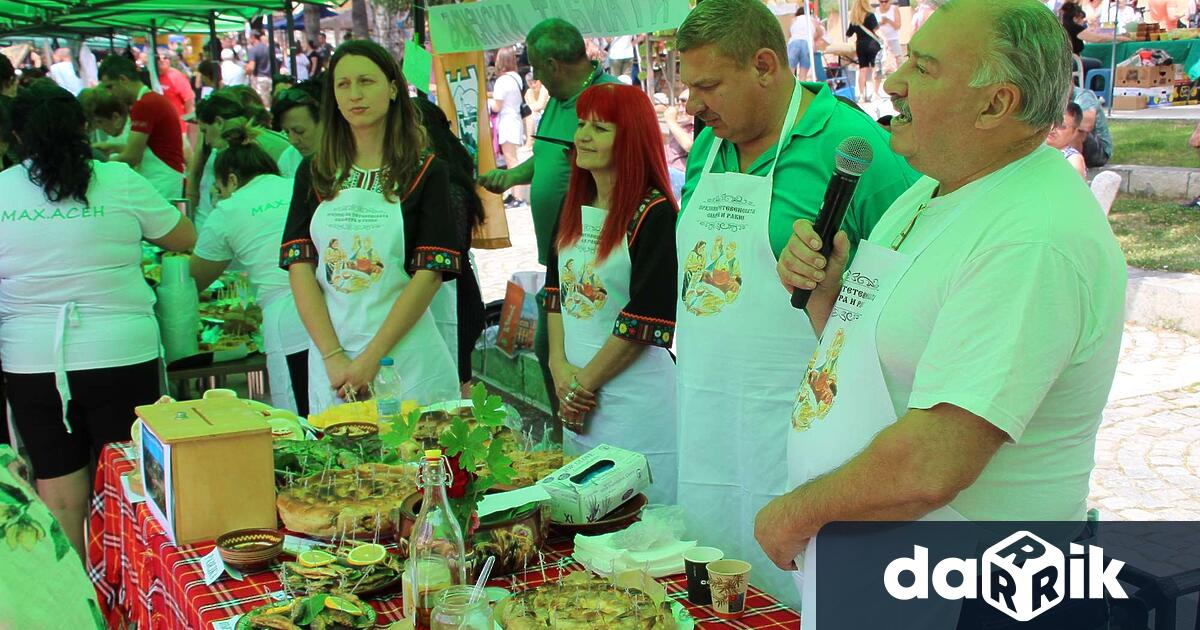 На 21 юнитрадициите вкусната храна домашната ракия и най вече