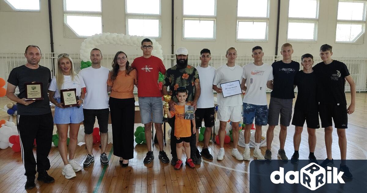 На официална церемония днес отборите на Профилираната природо математическа гимназия бяха