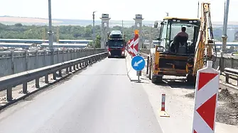 Продължава ремонтът на Дунав мост, трафикът е в една лента