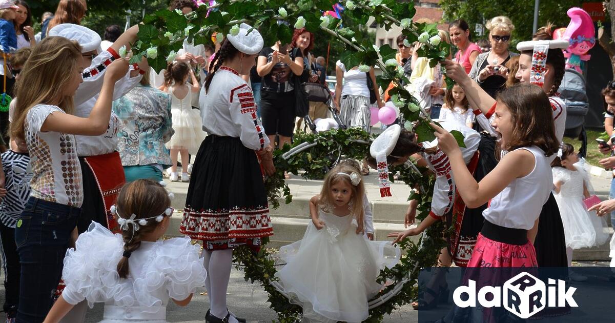 Асеновград отбеляза Еньовден с впечатляващото шествие на слънчовите невести Стотици