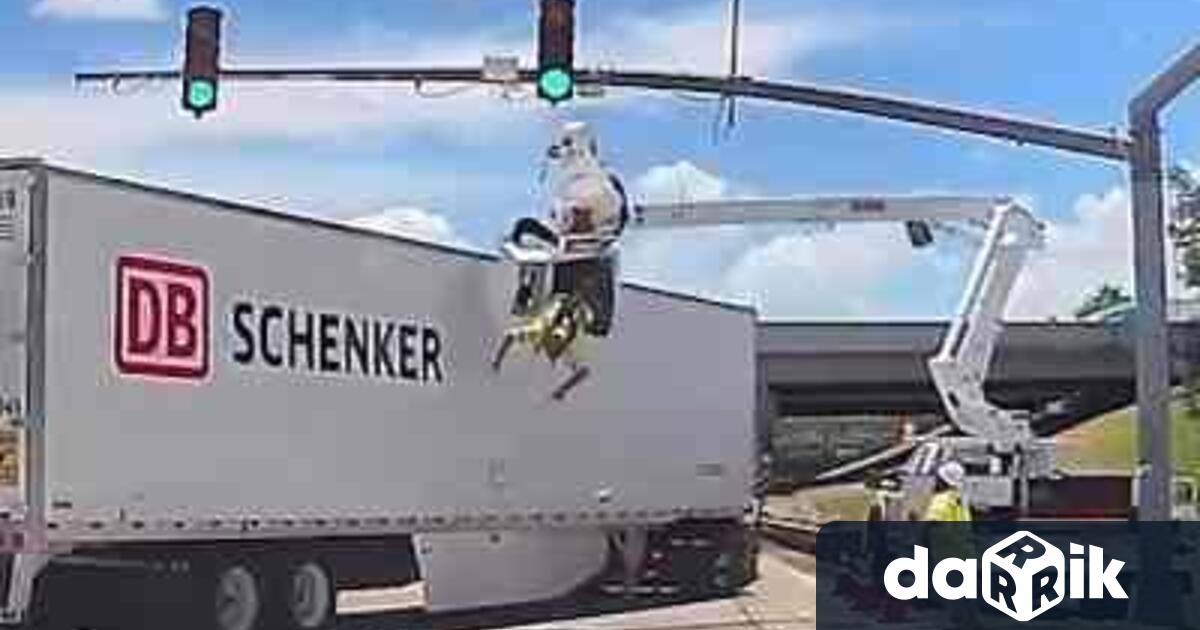 Видео от автомобилна камера показва момента в който камион удари