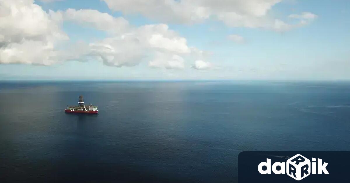 Три празни петролни и химически танкера са се отклонили от