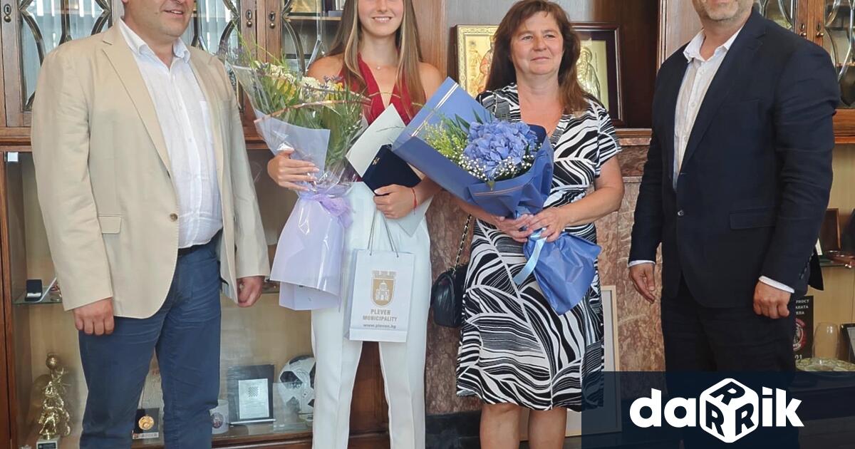 Спочетенплакетна Община Плевеницветяобщинското ръководство на Плевен посрещна днес Роси Денчева
