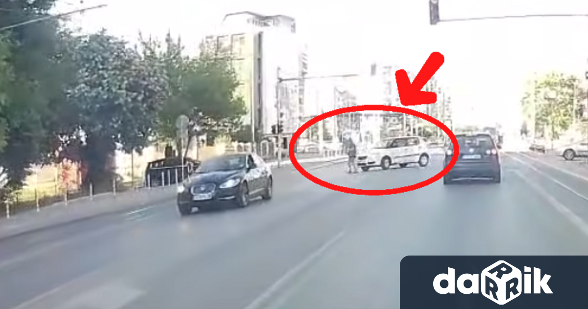 Кола помете пешеходец на ул Бели Дунав в София За