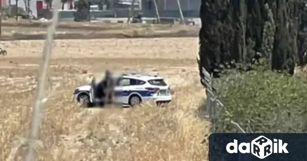 Полицаите заснети с патрулна кола на кипърската полиция спряна в