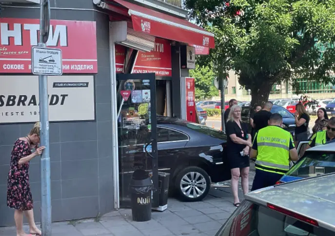 Кола се вряза във витрина на магазин в Пловдив, шофьорът е задържан