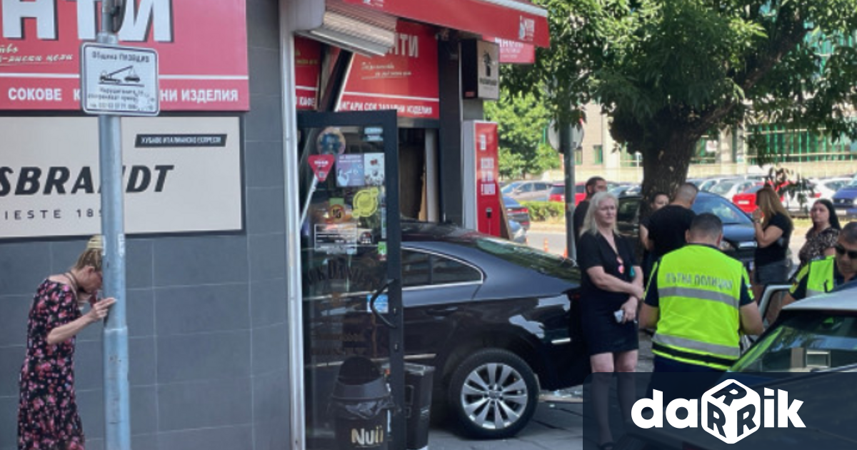 Автомобил се вряза във витрина на магазин на пловдивския булевард