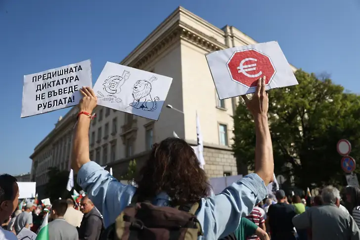 Палатков лагер с името "Град на лева" пред сградата на БНБ