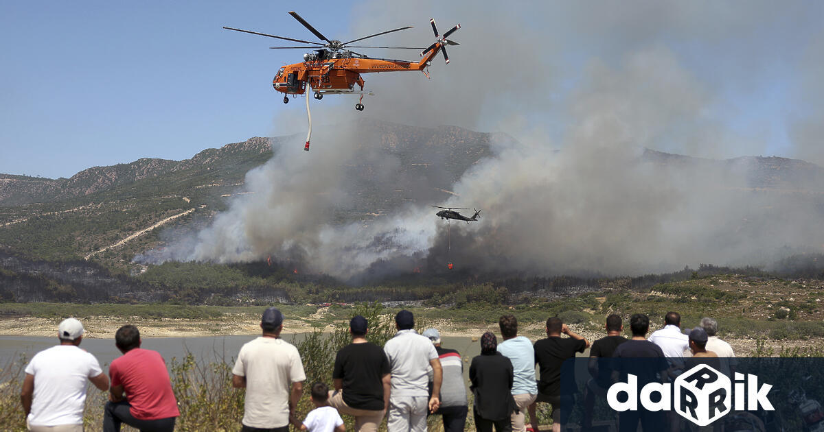 Повече от 1000 пожарникари подкрепени от 11 самолета и 27
