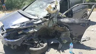 Тежък удар между камион и кола край Аркутино, ранени са мъж и децата му