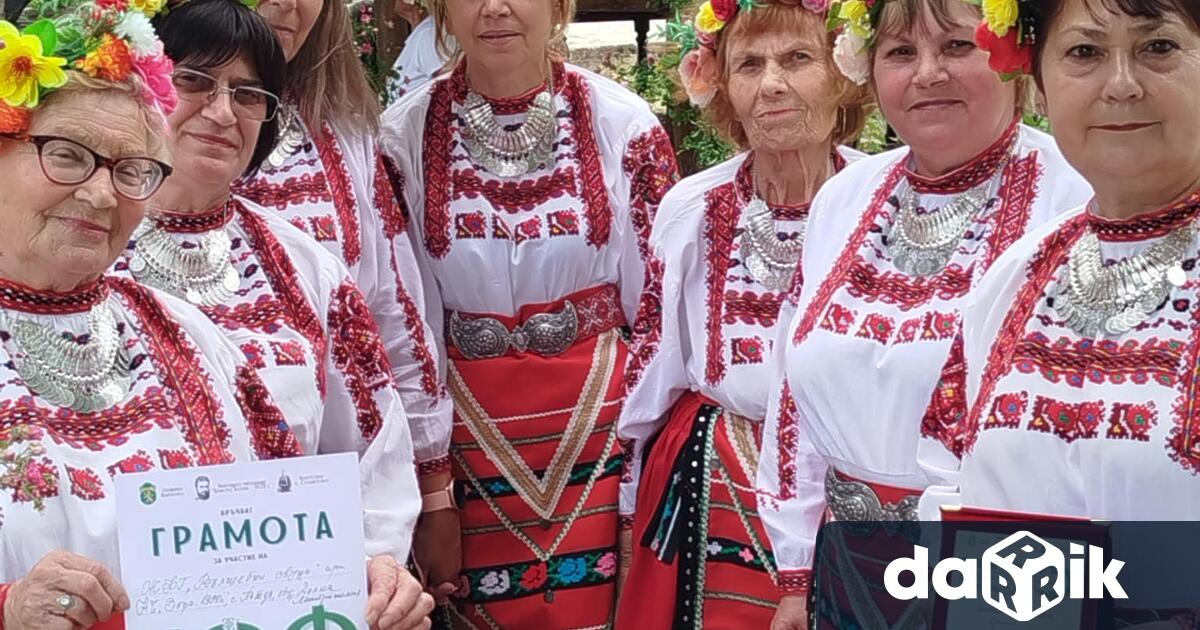 Женска фолклорна група Вълшебни звуци при Народно читалище Зора 1990 село