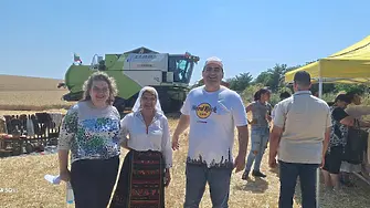 Наталия Киселова при откриване на жътвата във хайрединското с. Манастирище : „Никой не е по-голям от хляба“