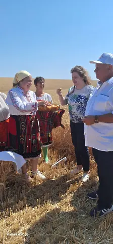 Наталия Киселова при откриване на жътвата във хайрединското с. Манастирище : „Никой не е по-голям от хляба“