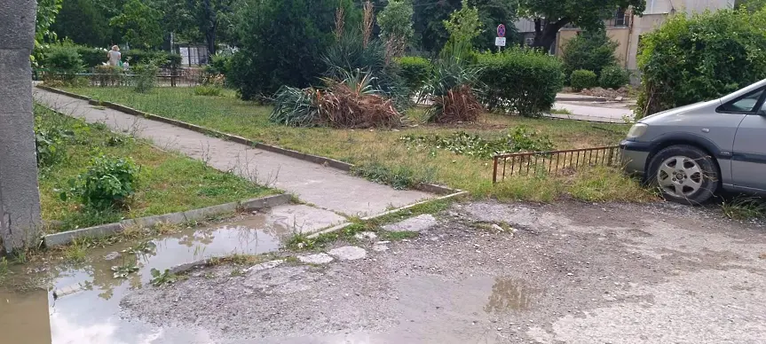 Джип се заби в блок в район „Южен“, инцидентът остава без полицейска реакция след два сигнала на тел. 112