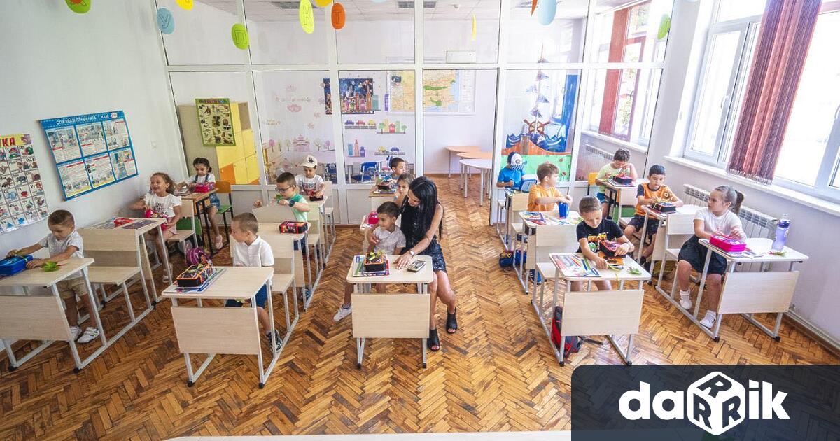 С много усмивки и детски ентусиазъм стартира Лятното училище в